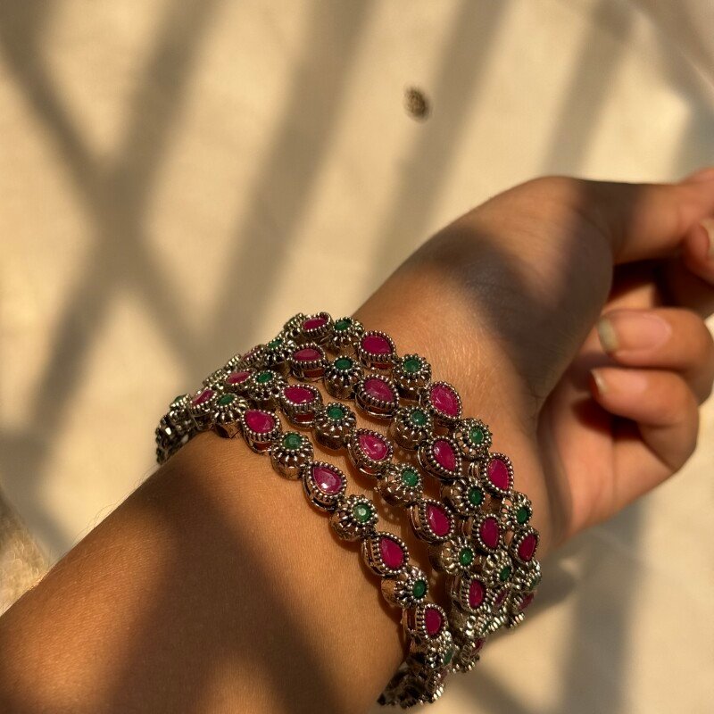 Red & Green Stone Churi Set